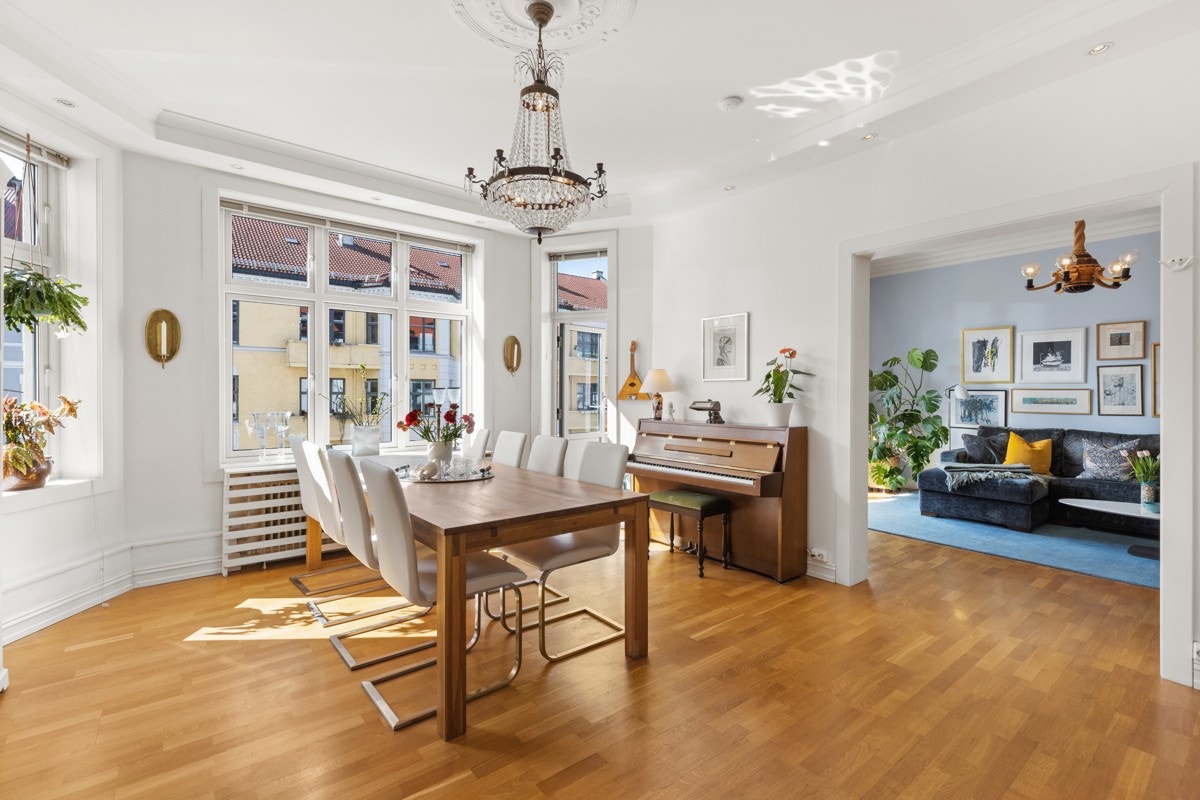 Spisestuen har plass til langt spisebord. Galleribilde