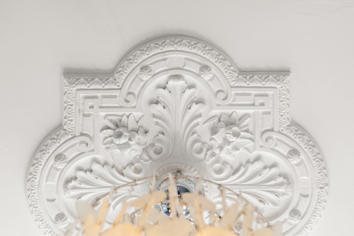 Detaljbilde fra pen rosett i himling i stuen. Galleribilde