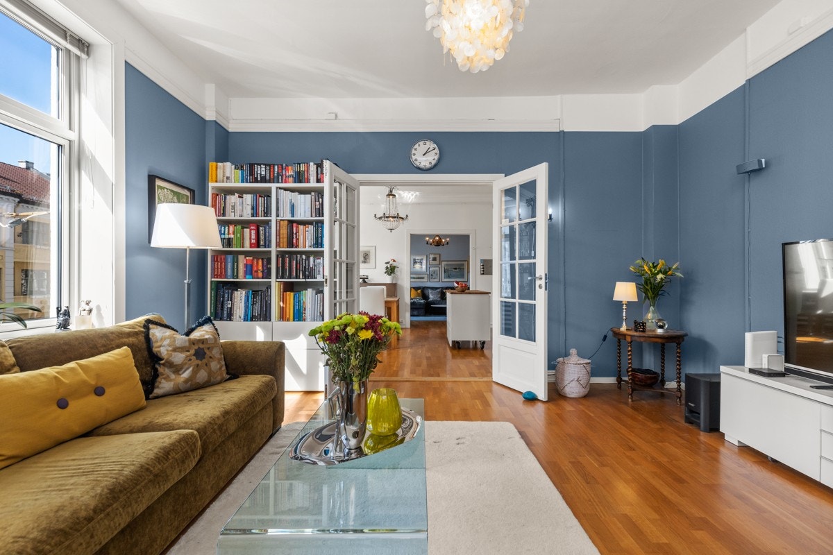 Leiligheten har en generøs himlingshøyde målt til 2,97 m i stuen og kjøkken. Galleribilde