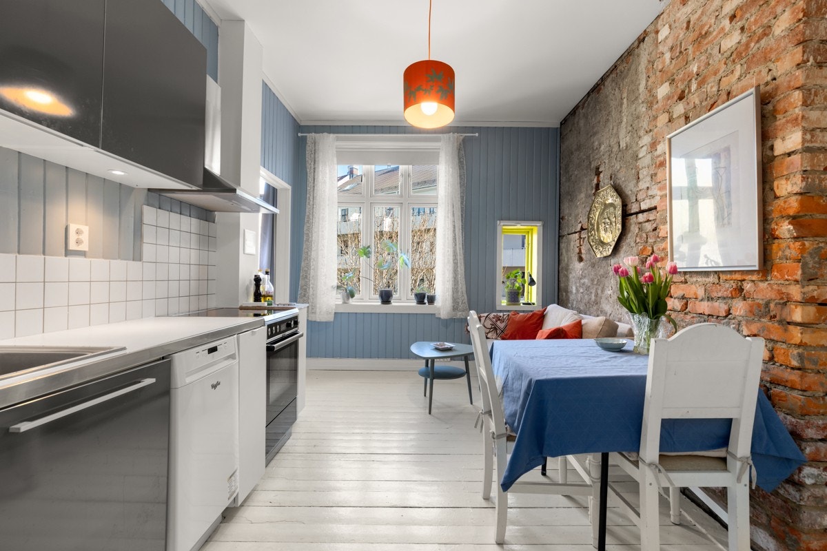 Hybelen har en hyggelig og luftig stue med åpen kjøkkenløsning. Galleribilde