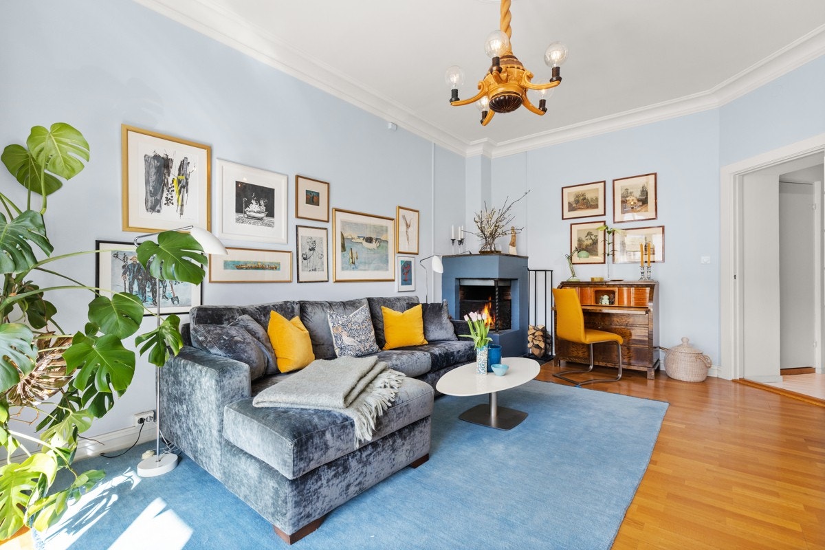 Også i denne stuen er det god plass til stor sofagruppe. Galleribilde