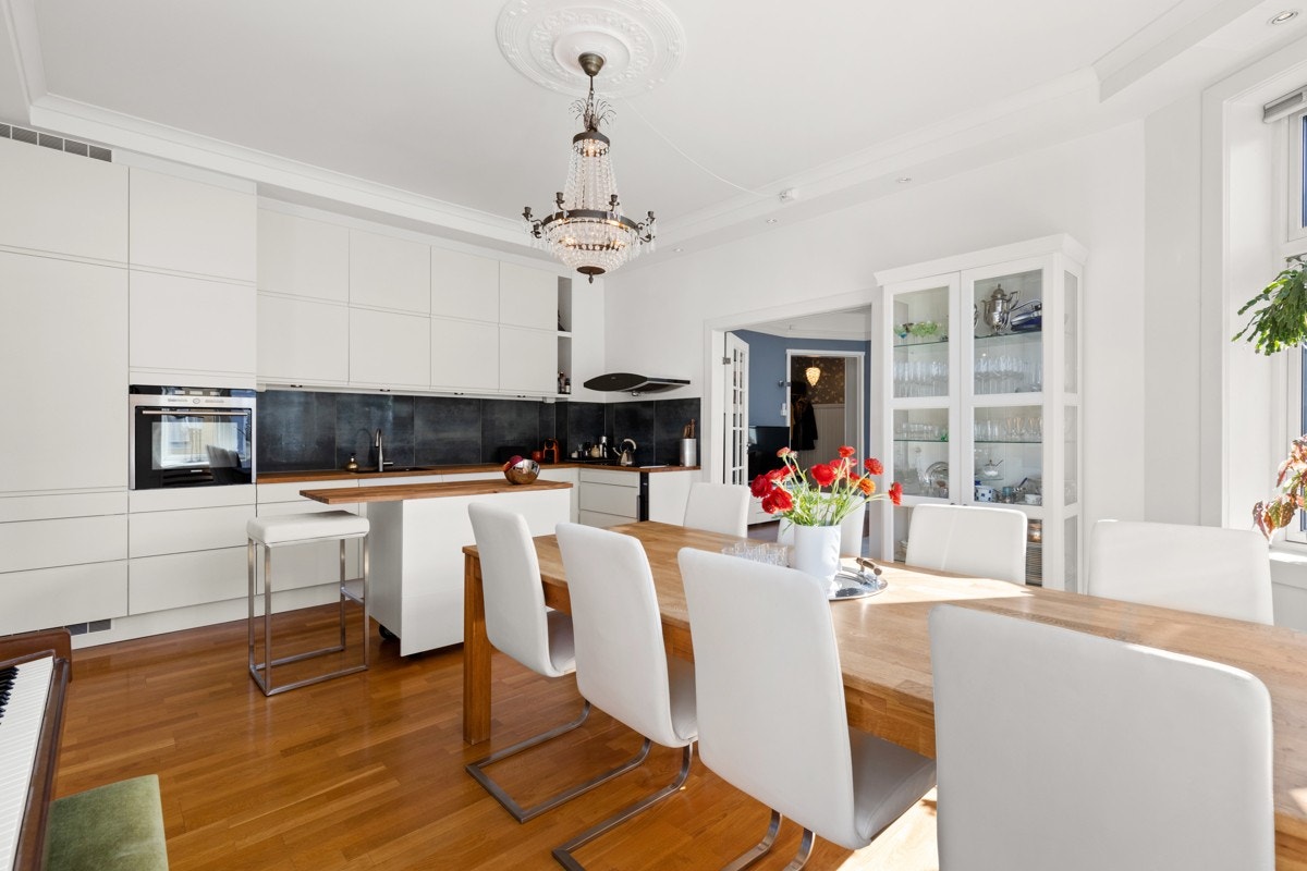 Du kan enkelt sosialisere fra kjøkkenet mot gjestene som sitter til bords. Galleribilde