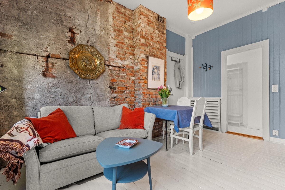 Hybelen/praktikantdelen har egen inngang via baktrapp. Galleribilde