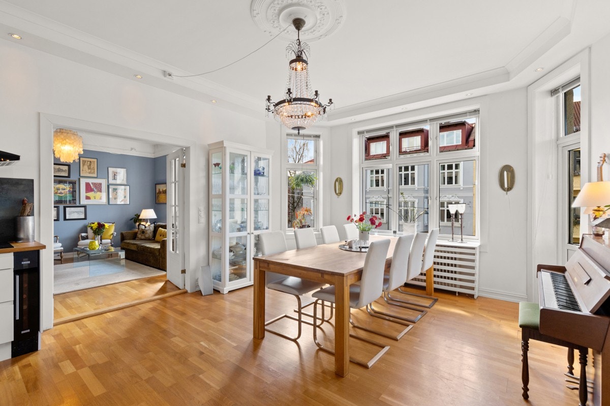 Over i spisestuen, her har man sjarmerende karnapp som også har direkte utgang til balkongen. Galleribilde