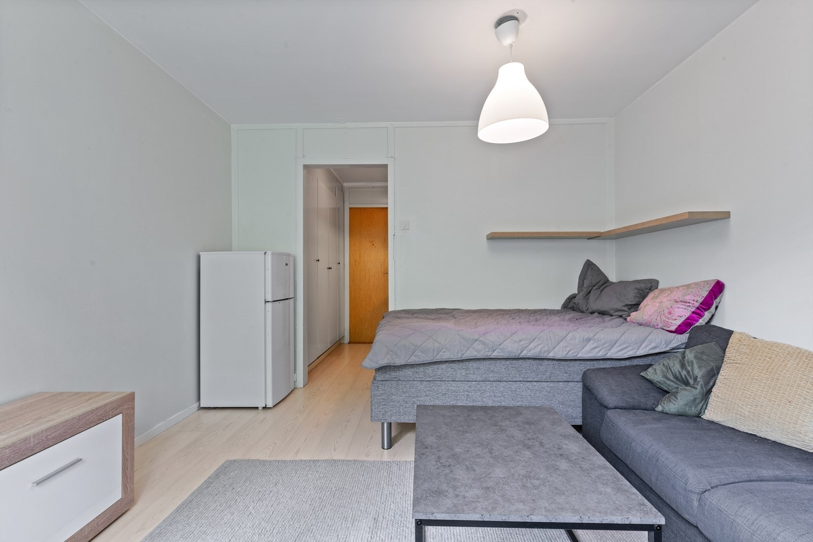 Stue/soverom. Galleribilde