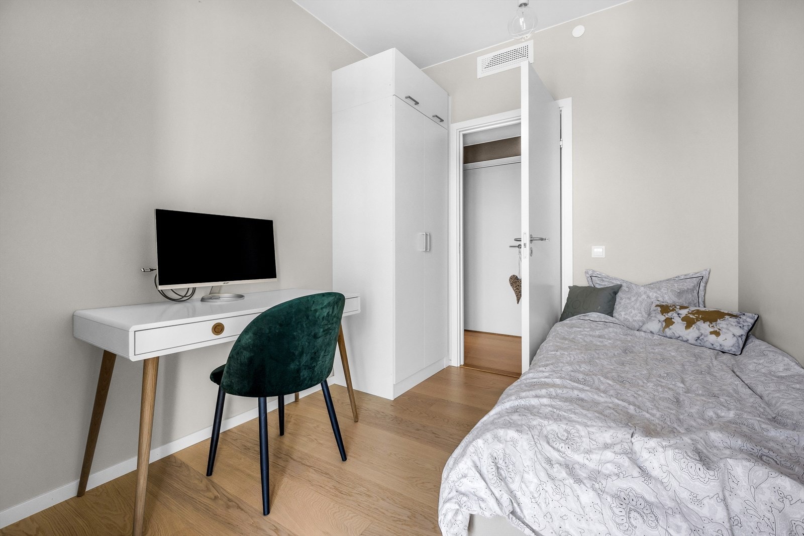 Sov 2 med garderobe og plass til kontoløsning. Galleribilde