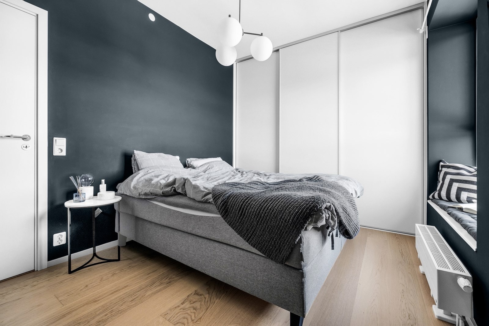 Hovedsoverom med integrert garderobe og plass til dobbeltseng. Galleribilde
