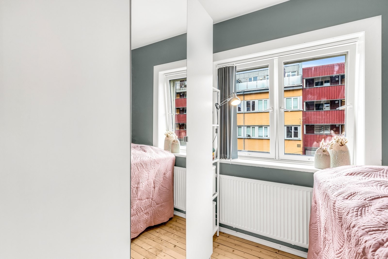 På soverommet er det innredet med seng og praktisk garderobeløsning. Galleribilde