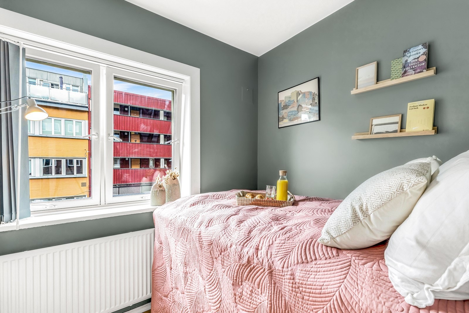 Soverommet er malt i delikat og tidsriktig farge. Galleribilde