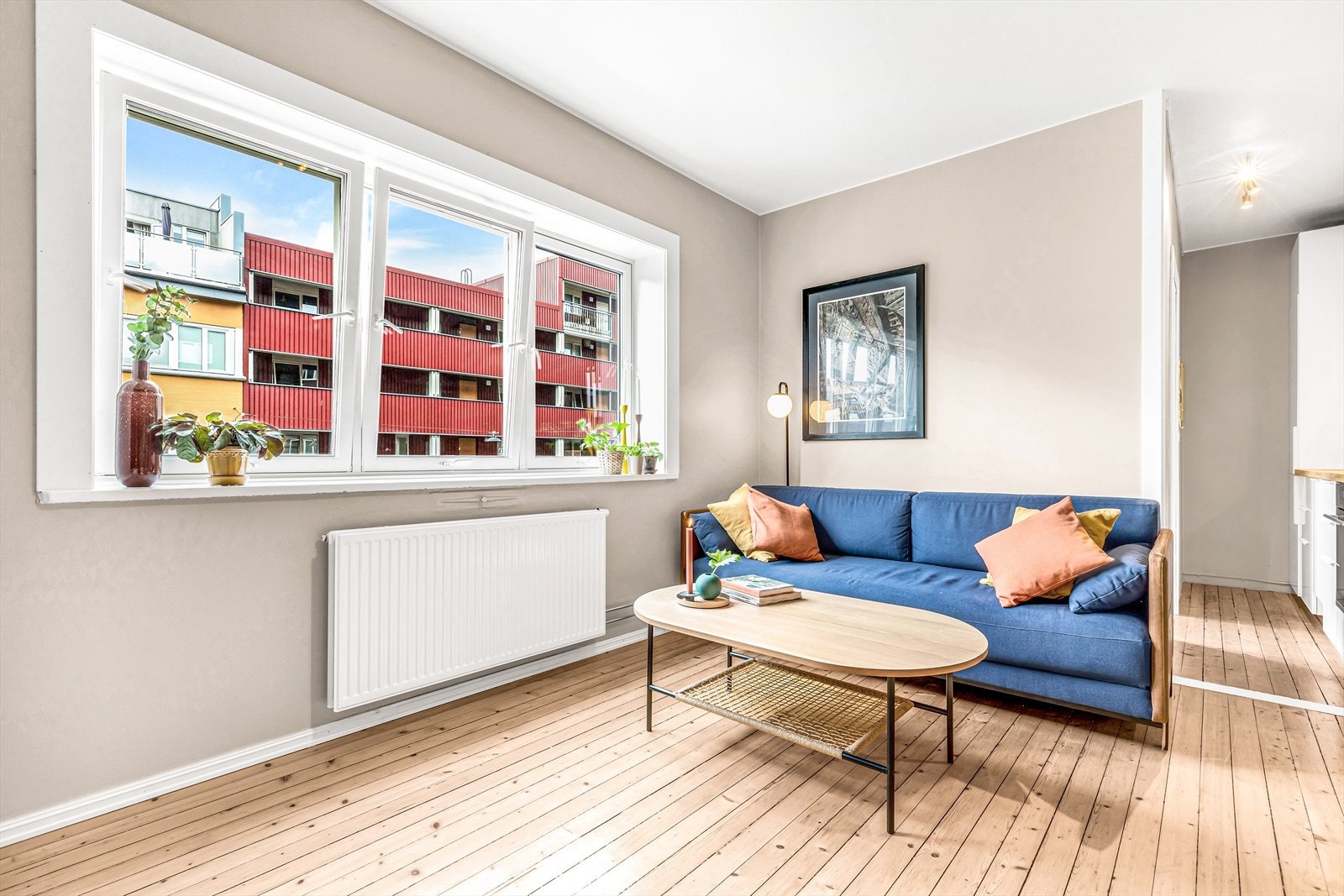 Stuen har generøse vindusflater som sørger for godt med lysinnslipp. Galleribilde