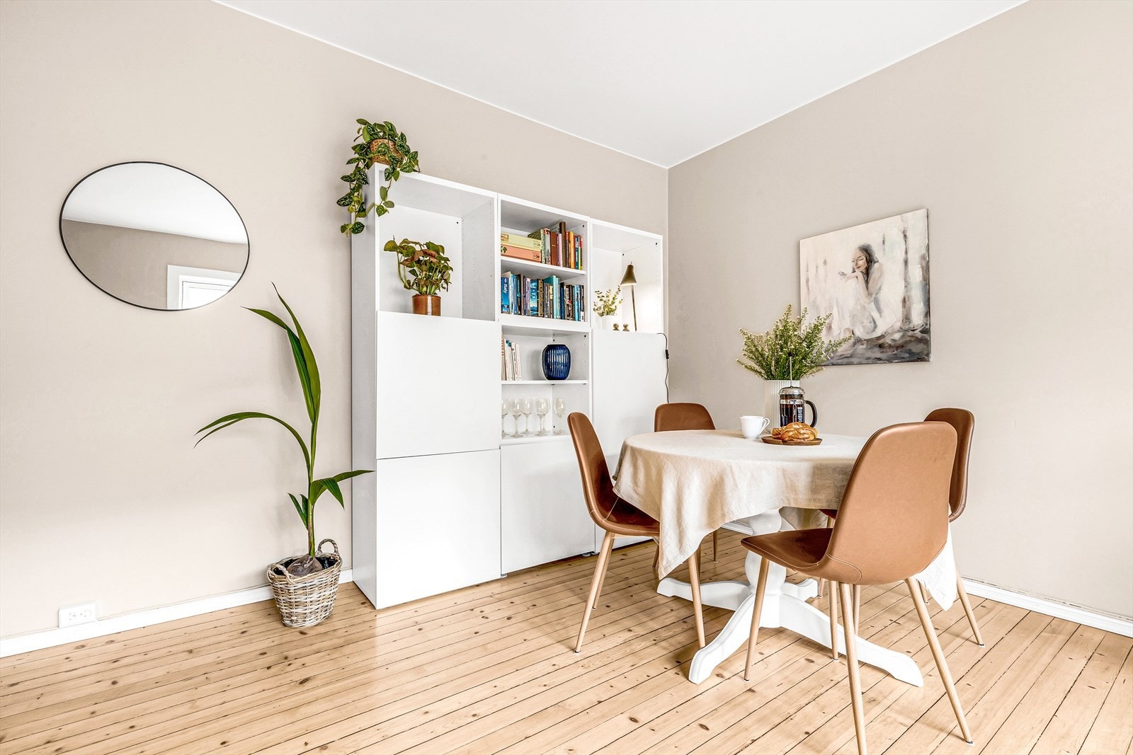 Leiligheten ligger fint til i byggets tredje etasje. Stuen har god plass til både spisebord og sofagruppe. Galleribilde