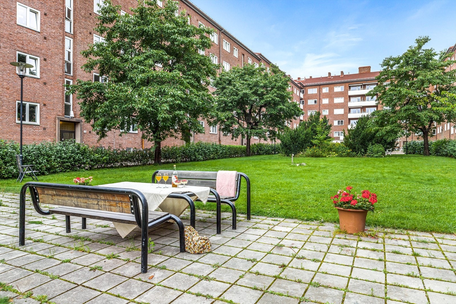 Borettslagets bakgård flott opparbeidet. Galleribilde