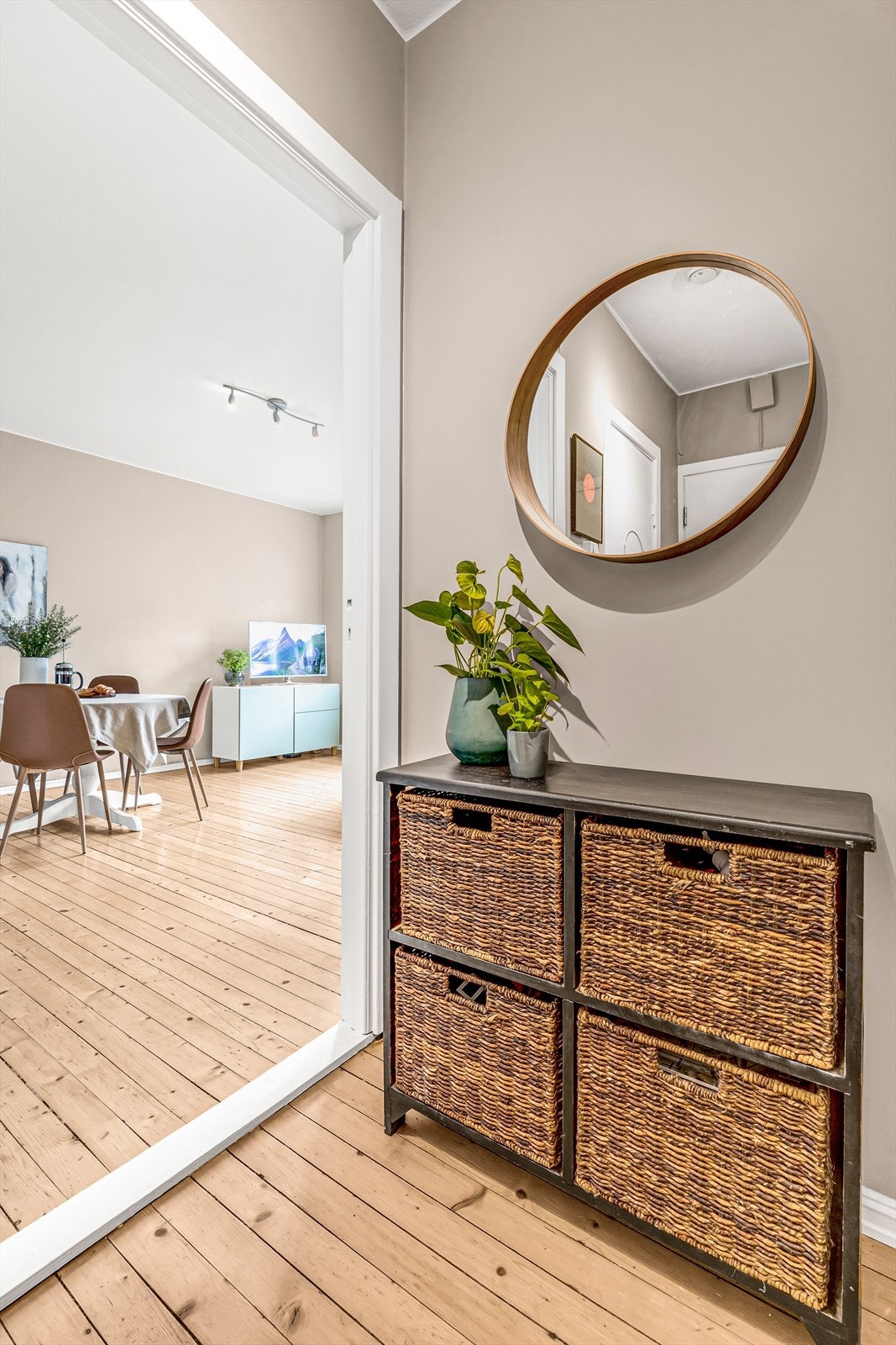 Entreen er romslig med god plass til oppheng av yttertøy og plassering av sko. Galleribilde