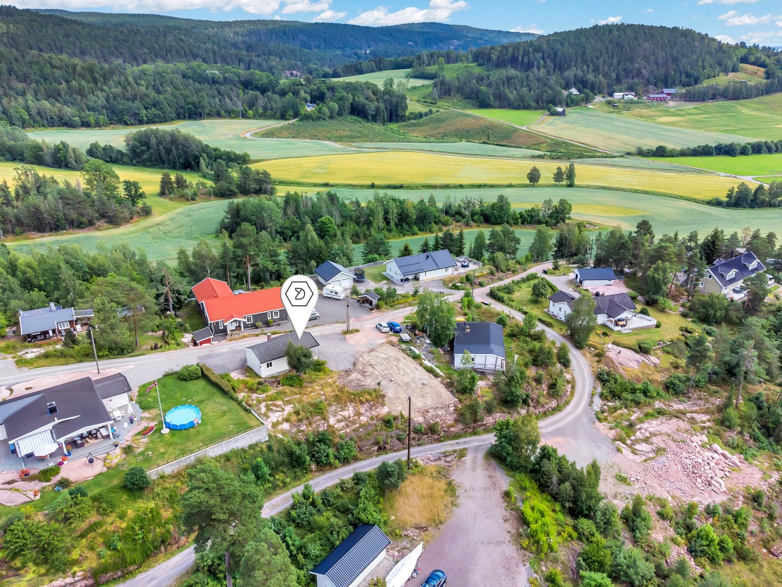 Fin beliggenhet på en høyde, men bilvei rett inn Galleribilde