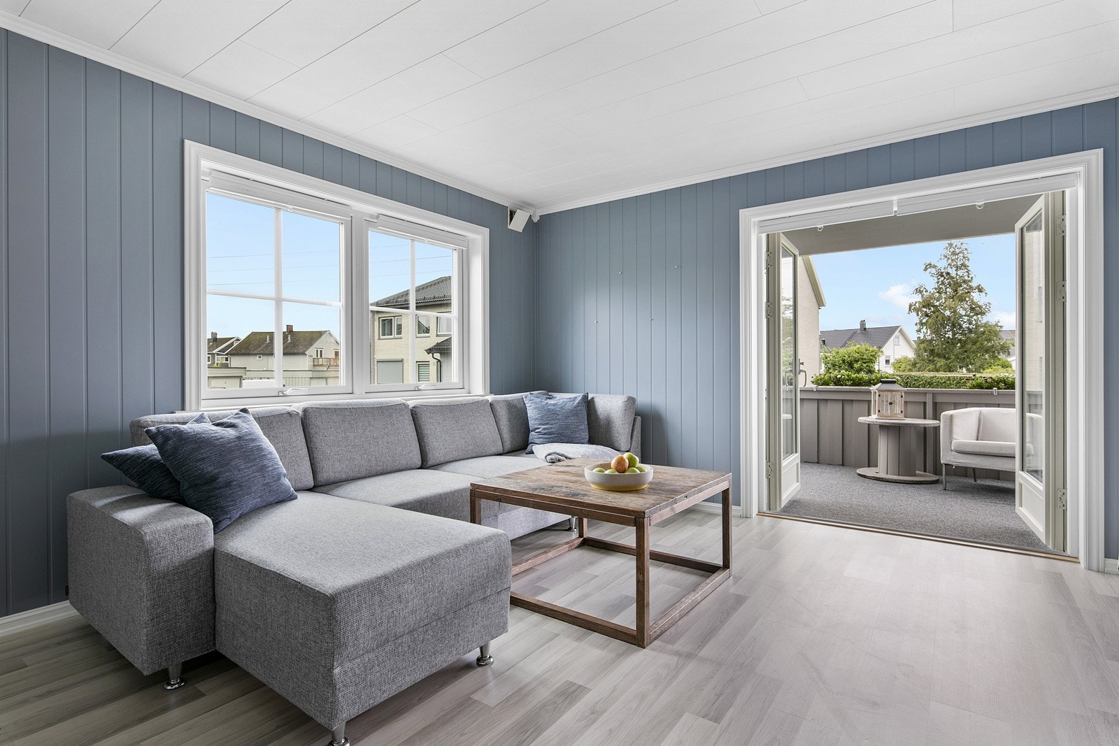 Stue med utgang til veranda, platting og hage. Galleribilde