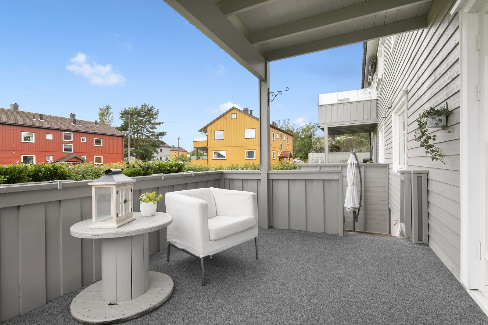 Overbygget veranda rett på utsiden av stua Galleribilde