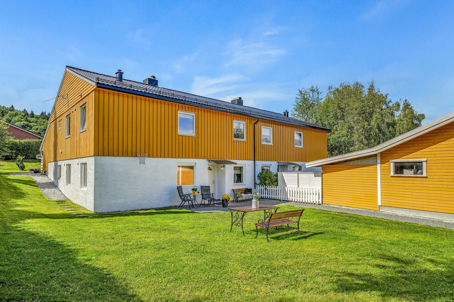 Fasade og hage Galleribilde