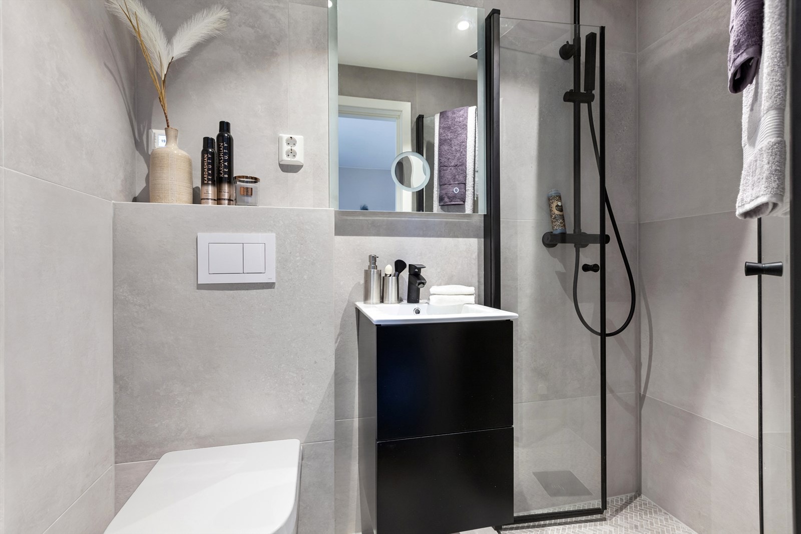 Badet ligger praktisk til i tilknytning til entréen. Pent flislagt bad med 75*75 cm fliser på gulv og vegger. Galleribilde