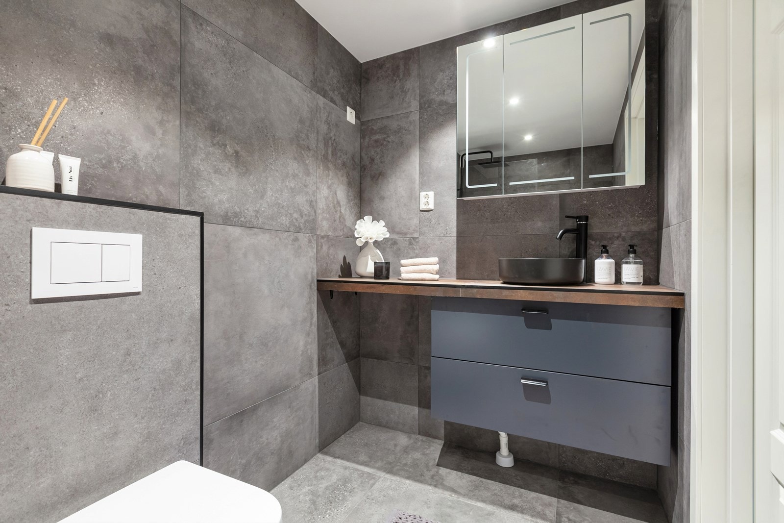 Badet har inngang fra hovesoverommet.
Pent flislagt bad med 75*75 cm fliser på gulv og vegger. Galleribilde