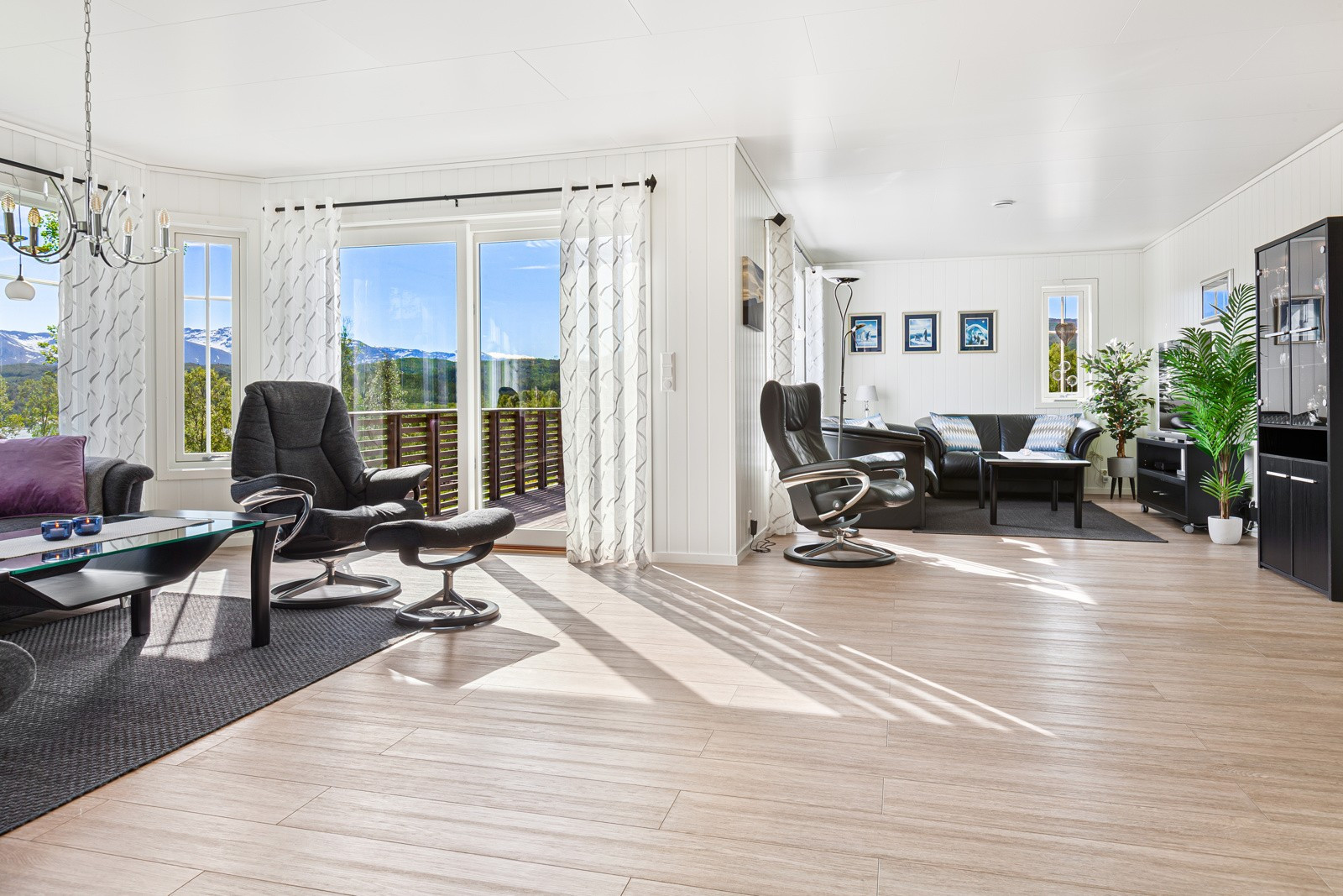 Her får du en lys og romslig stue med god plass til sofa og diverse møblement