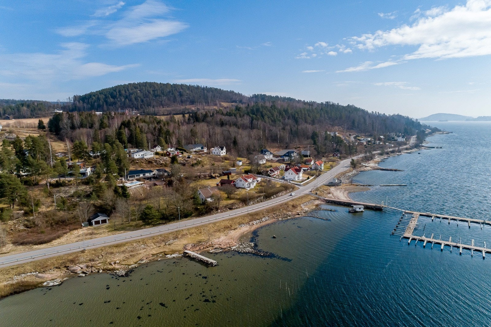 Kun en kort vei ned til fjorden ved Bekkestranda, med flere flotte sandstrender Galleribilde