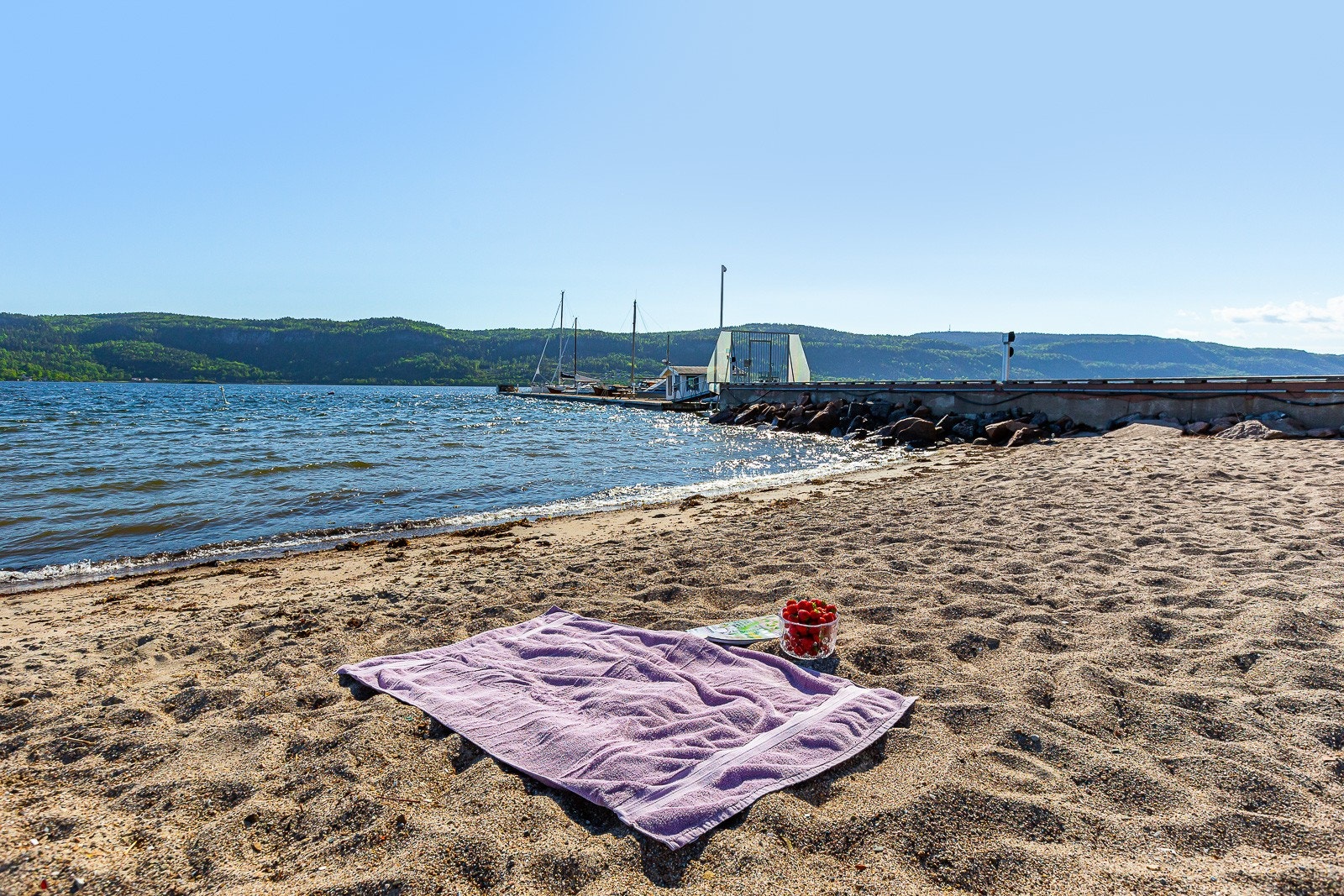 Kort vei ned til flotte sandstrender Galleribilde