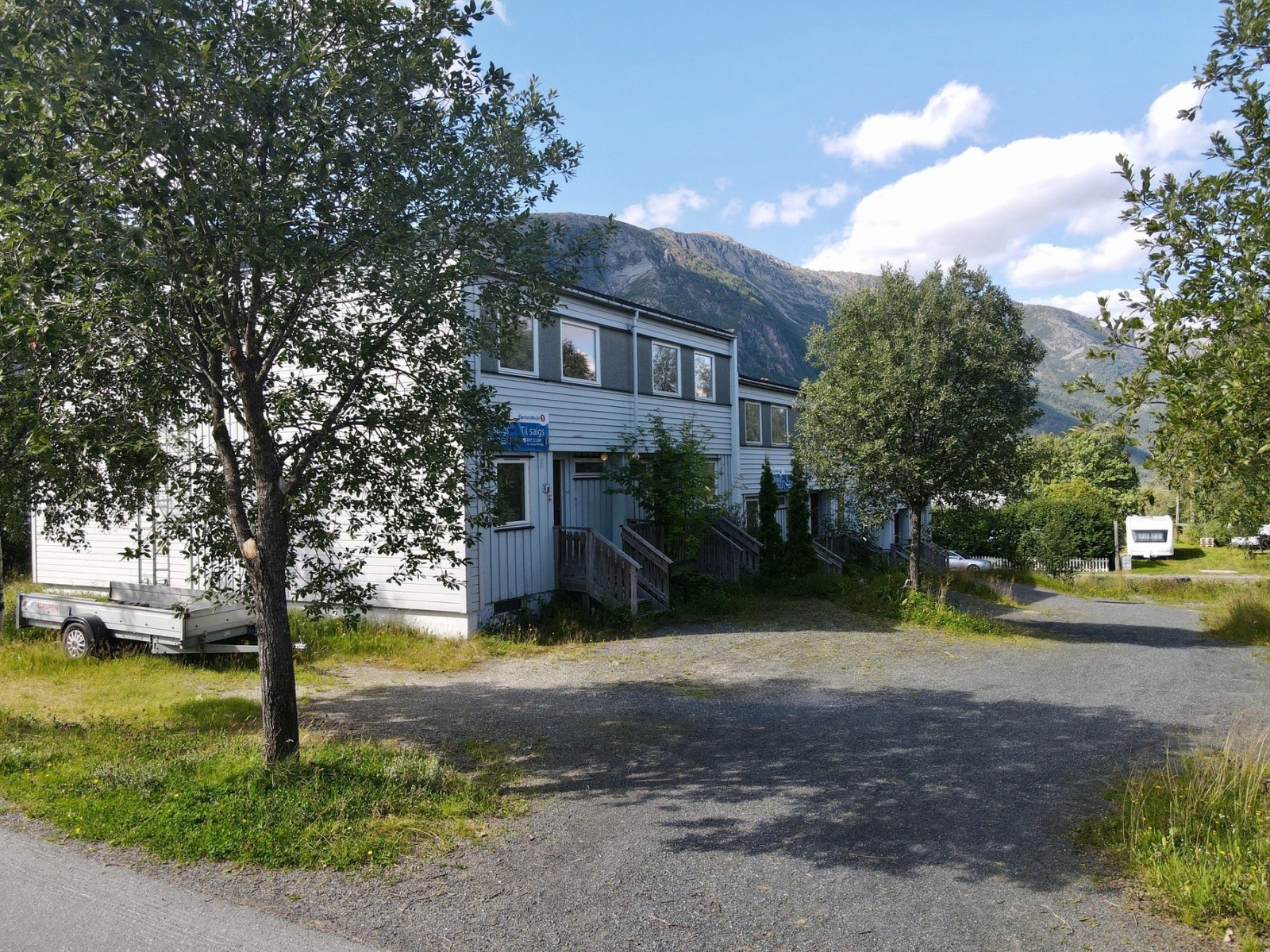 Olderskog er en populær bydel i Mosjøen av mange grunner. Her finner du barneskole rett over veien, barnehager, nærbutikk, fotballbane, turmuligheter, gode solforhold og ikke minst: kort vei til sentrum. Galleribilde