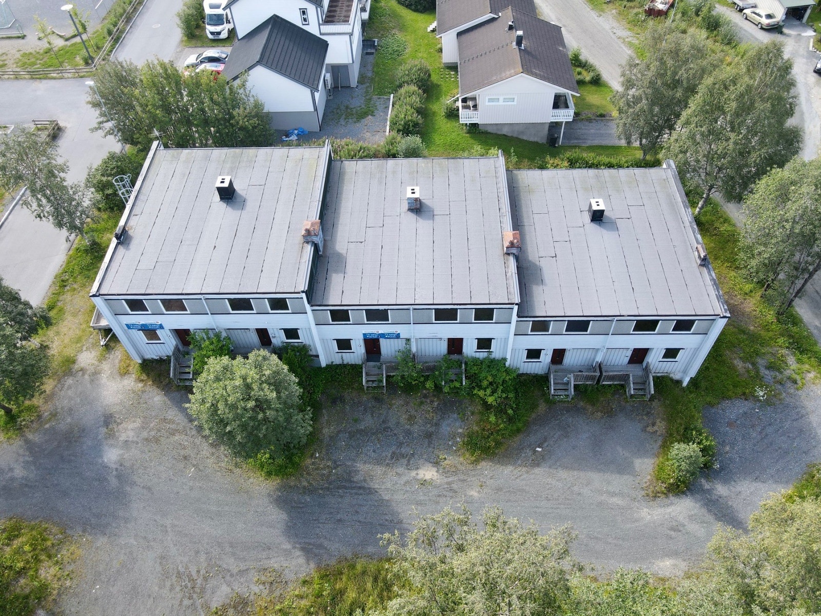 Parkering foregår på egen tomt. Inngang utenfra inn til kjeller i leilighet E og F. I 2020 ble en ekstra tomteparsell sammenslått med eiendommen som gir muligheter for å vurdere garasje/carport. Galleribilde