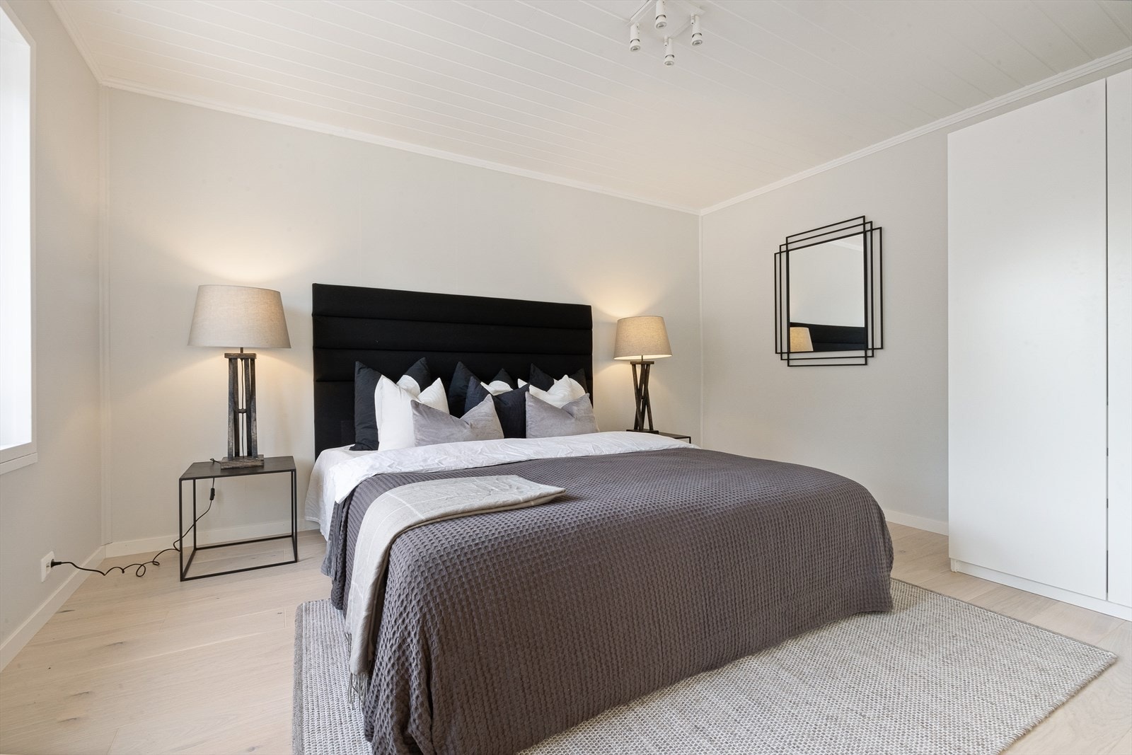 Soverom/Tv-stue 1. etasje. Galleribilde