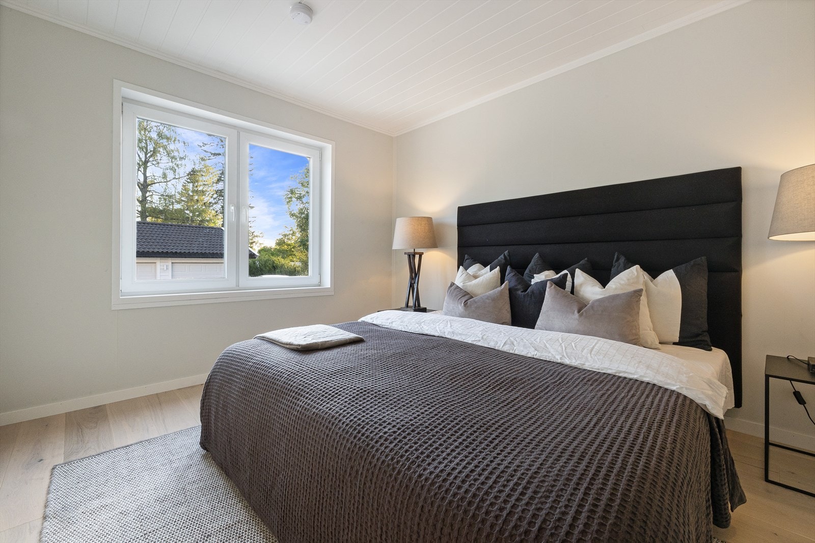 Soverom/Tv-stue 1. etasje. Galleribilde