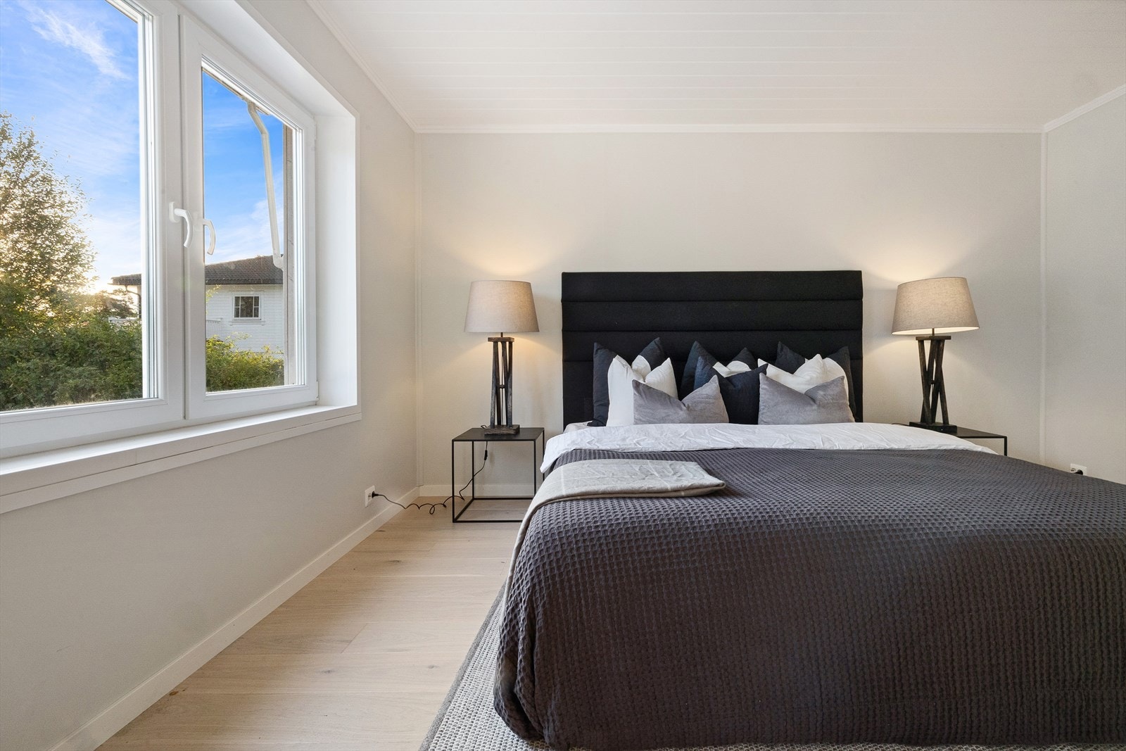 Soverom/Tv-stue 1. etasje. Galleribilde