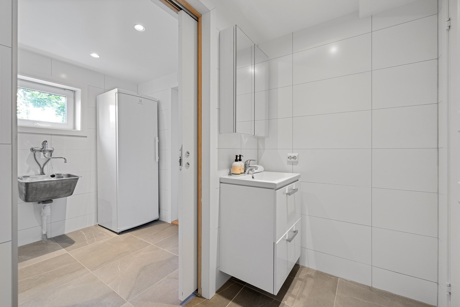 Bad og vaskerom 1. etasje. Egen inngang fra utsiden. Galleribilde
