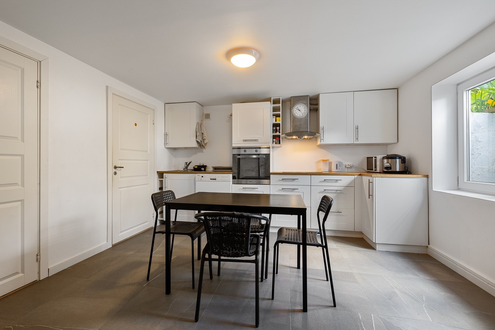 Utleiedel i kjeller med 4 godkjente soverom, bad, spisekjøkken og stue. Galleribilde