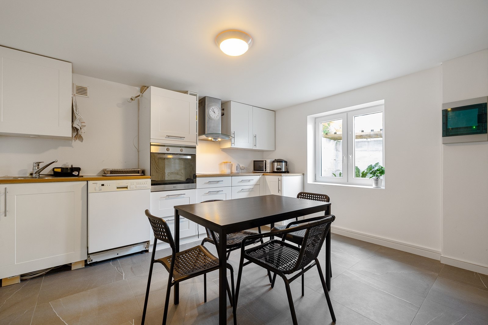 Utleiedel i kjeller med 4 godkjente soverom, bad, spisekjøkken og stue. Galleribilde