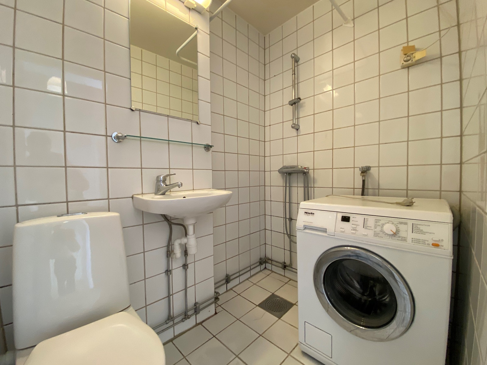 Bad med vaskemaskin Galleribilde