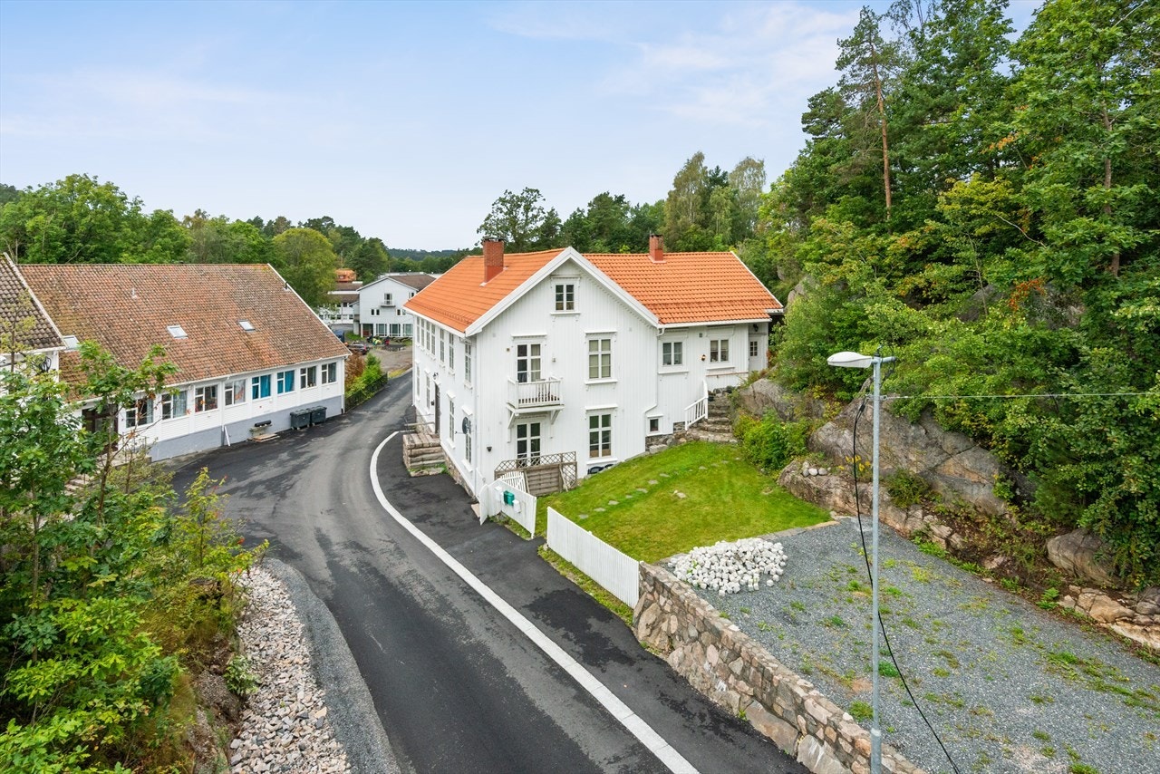 Bygget er i god stand og det er parkering i enden av tomten. Galleribilde