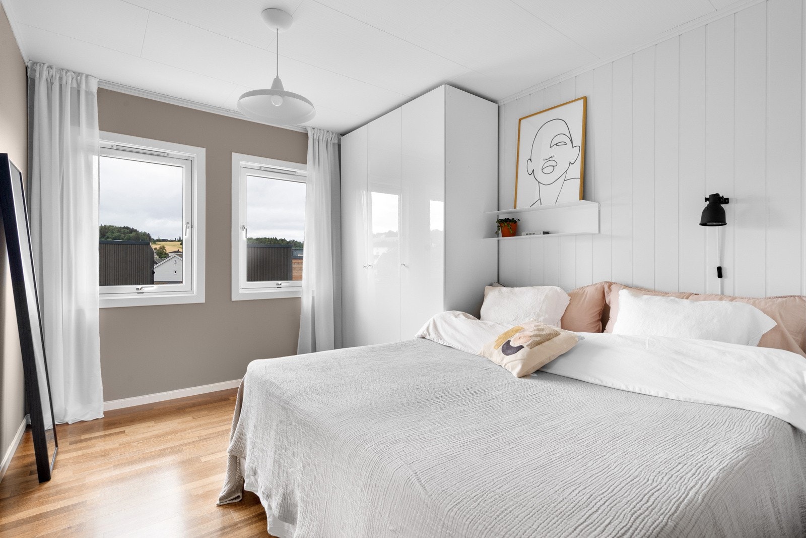 Hovedsoverommet er på 11 kvm og har godt med lysinnslipp, samt god plass til dobbeltseng og tilhørende møblement Galleribilde