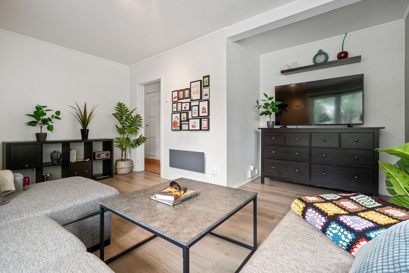 Stuens areal rommer 17 kvm som gir rom for ekstra ønsket møblement Galleribilde