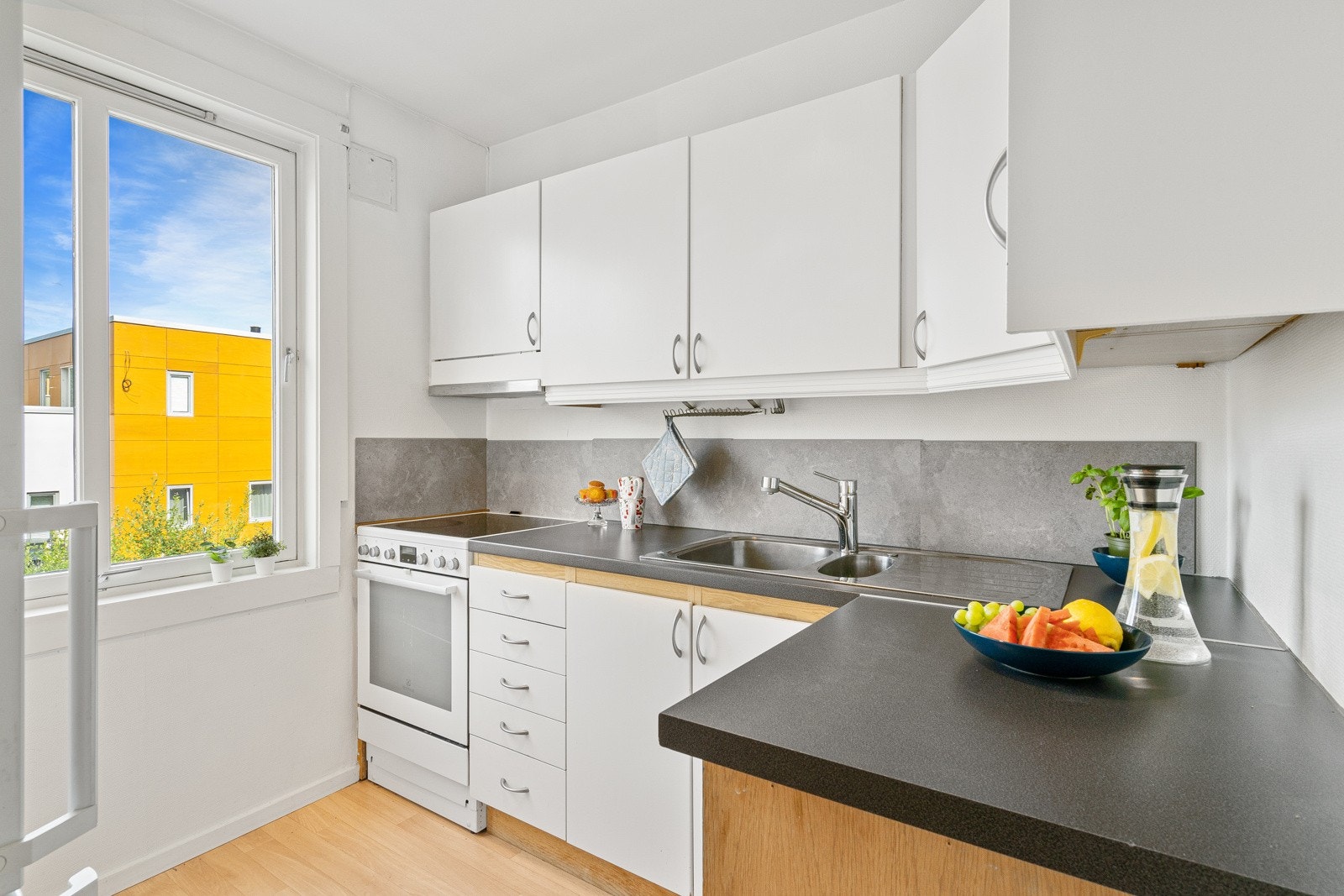 Kjøkkenet ligger for seg selv adskilt fra resten og har et areal på 6 kvm. Blandebatteriet ble skiftet av fagfolk i 2019 ifølge forrige eier Galleribilde