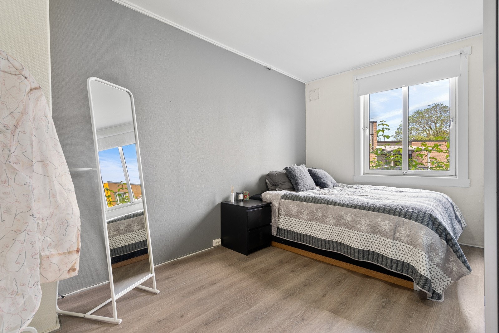 Leilighetens soverom har en romslig størrelse på 12,5 kvm og oppleves som lyst og fint Galleribilde