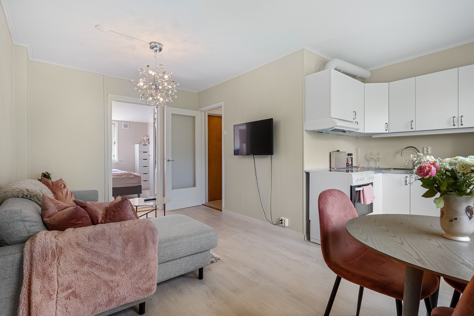 Leiligheten ligger i byggets 2. etasje, skjermet fra sjenerende støy og innsyn Galleribilde