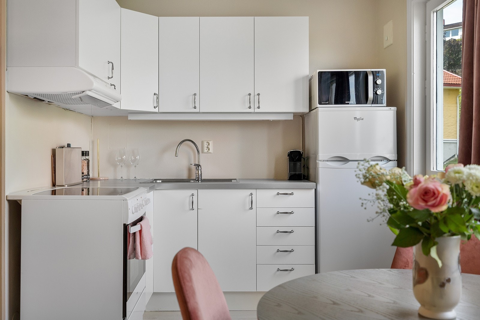 Kjøkkenets utforming er godt utnyttet og gir god benk- og skapplass Galleribilde