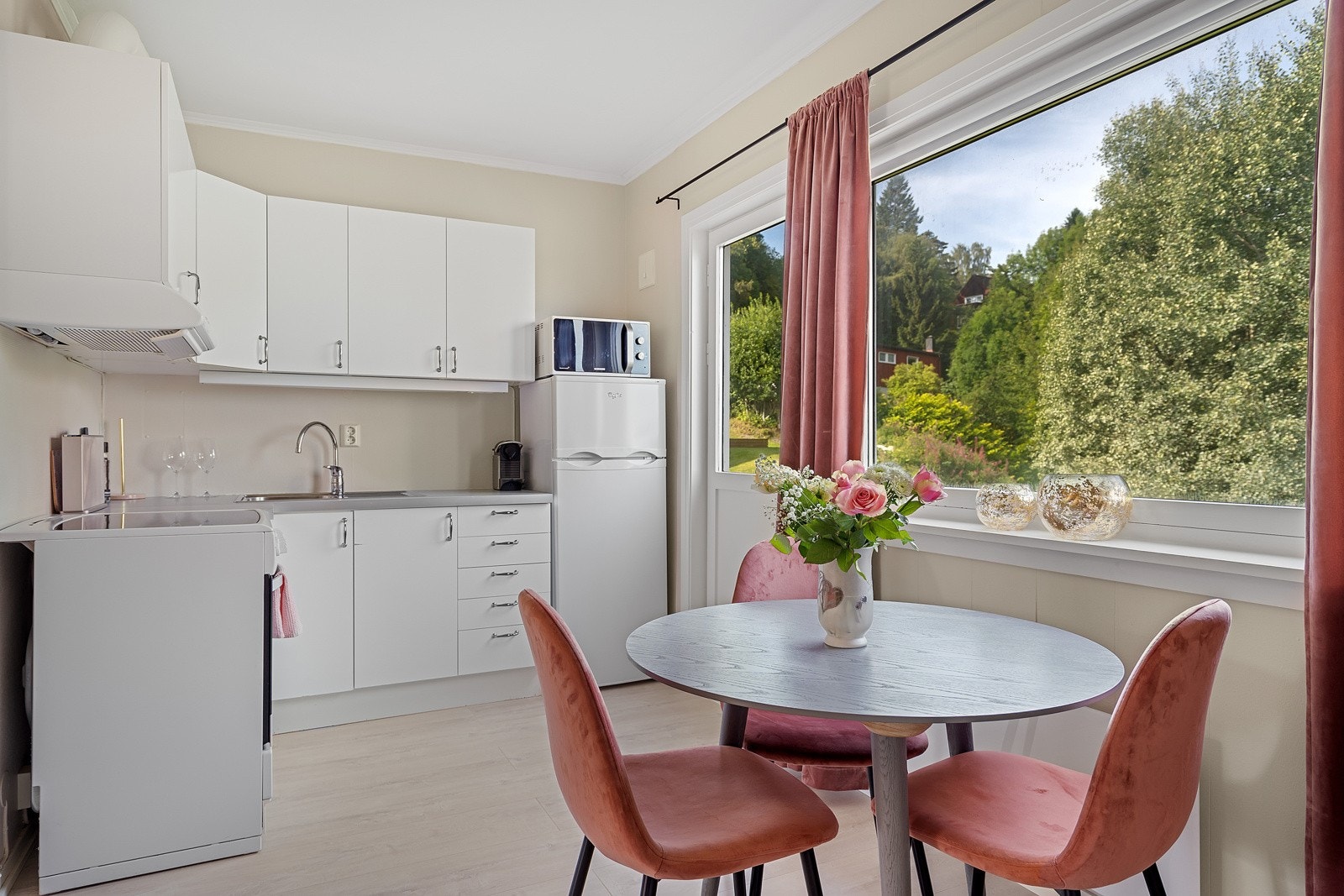 Flott, naturlig adskilt kjøkken med plass til separat spisebord Galleribilde