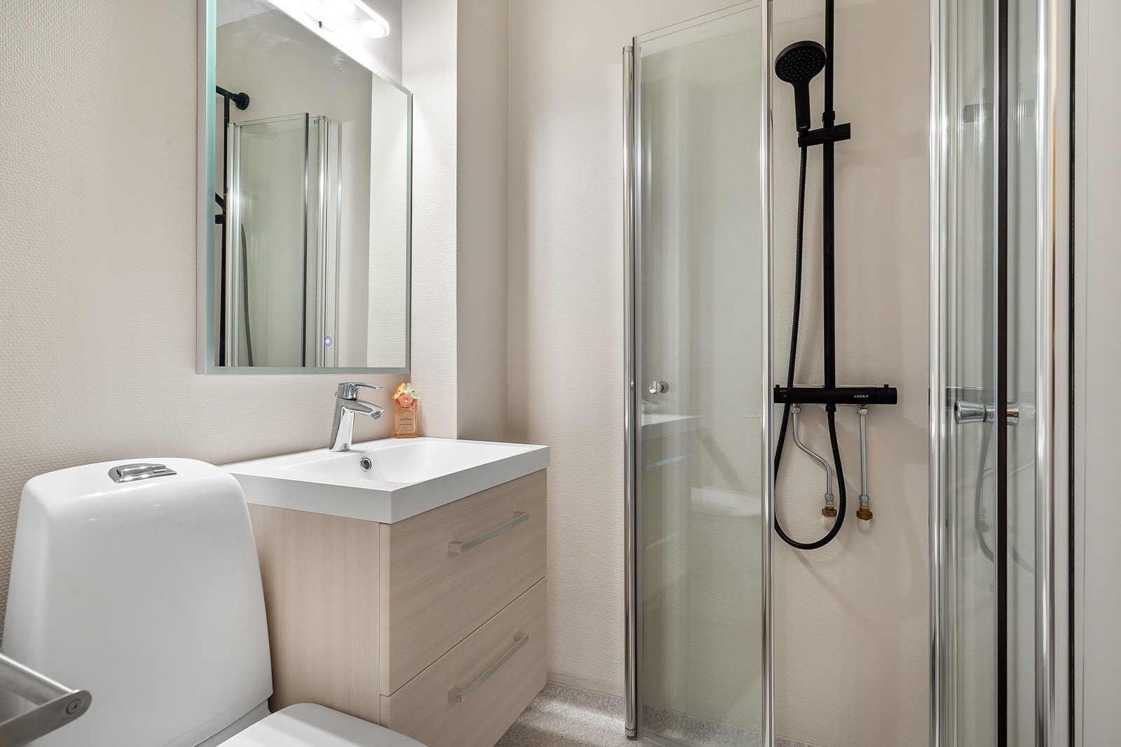 Lekkert bad på med ny innredning, dusjdører og armatur Galleribilde