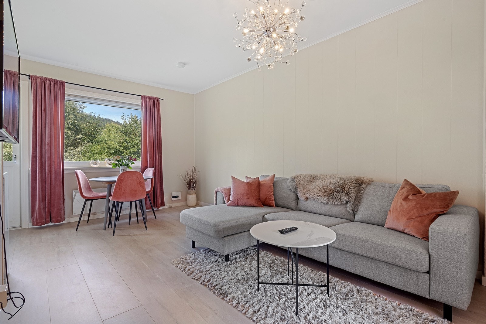 Leiligheten byr på moderne kvaliteter som store vindusflater, generøs takhøyde og fransk balkong Galleribilde