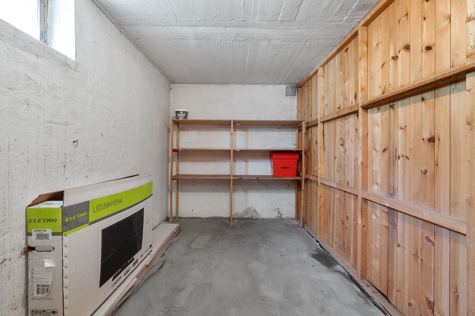 Stor og praktisk bod i kjeller Galleribilde