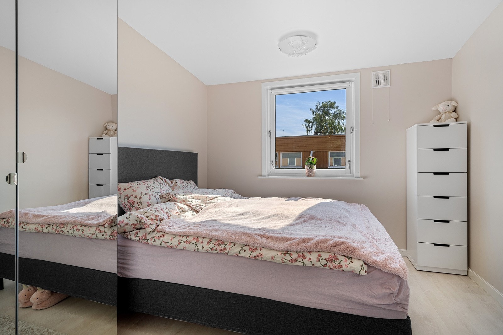 Soverommet er på hele 9,5 kvm. Legg merke til at det er brukt gjennomgående pen laminat i hele boligen Galleribilde