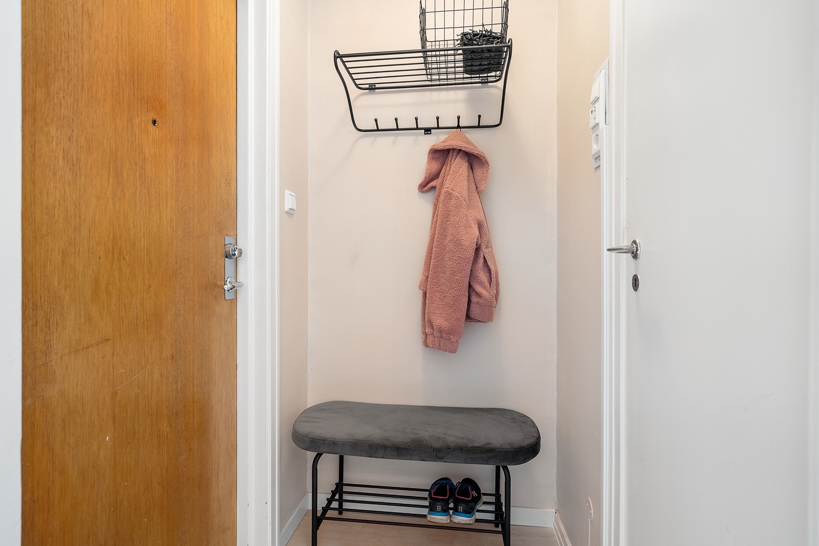 Innbydende inngangsparti med plass til oppbevaring av yttertøy og sko Galleribilde