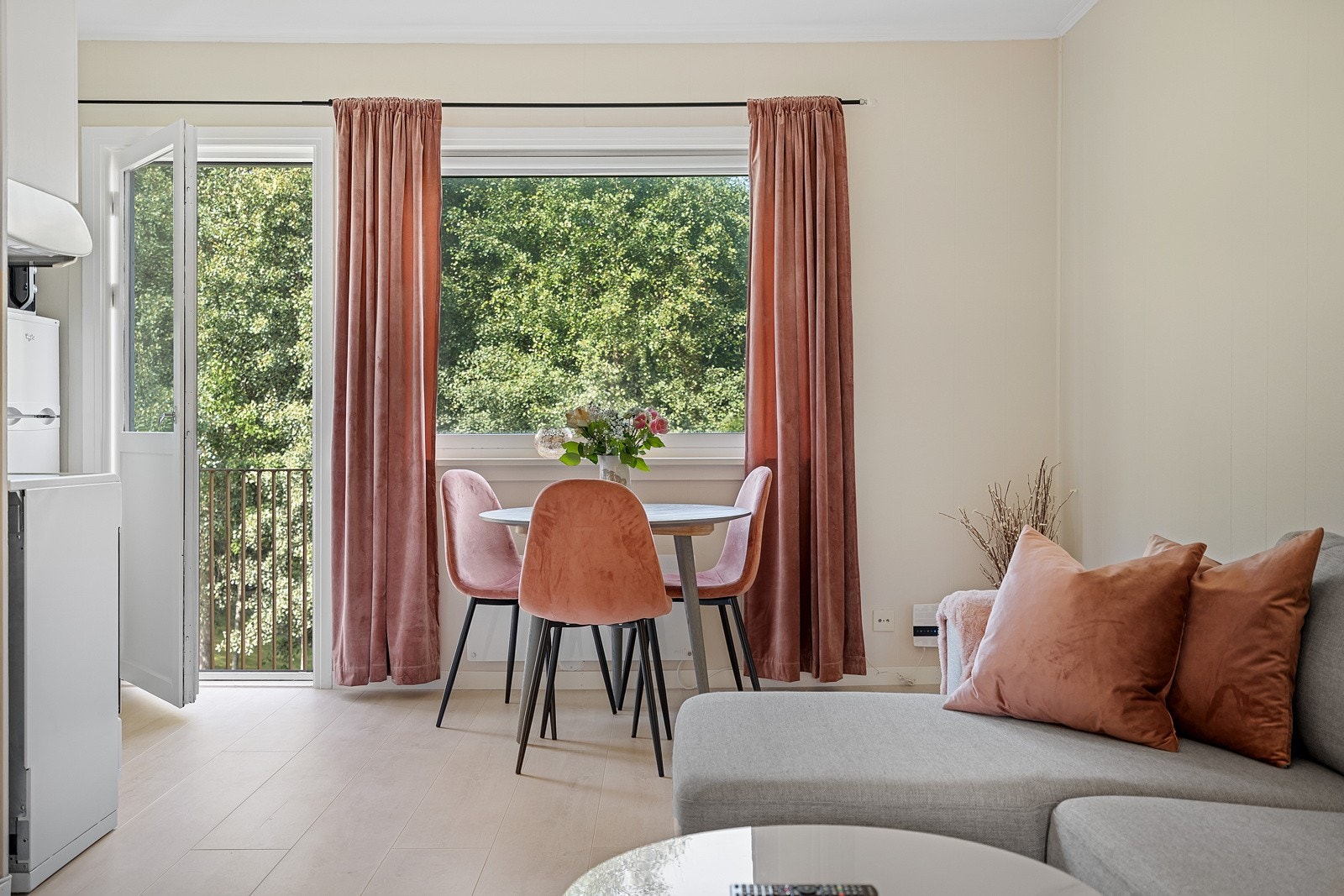 Her får du en åpen stue- og kjøkkenløsning på hele 16 kvm som åpner for ulike møbleringsmuligheter Galleribilde