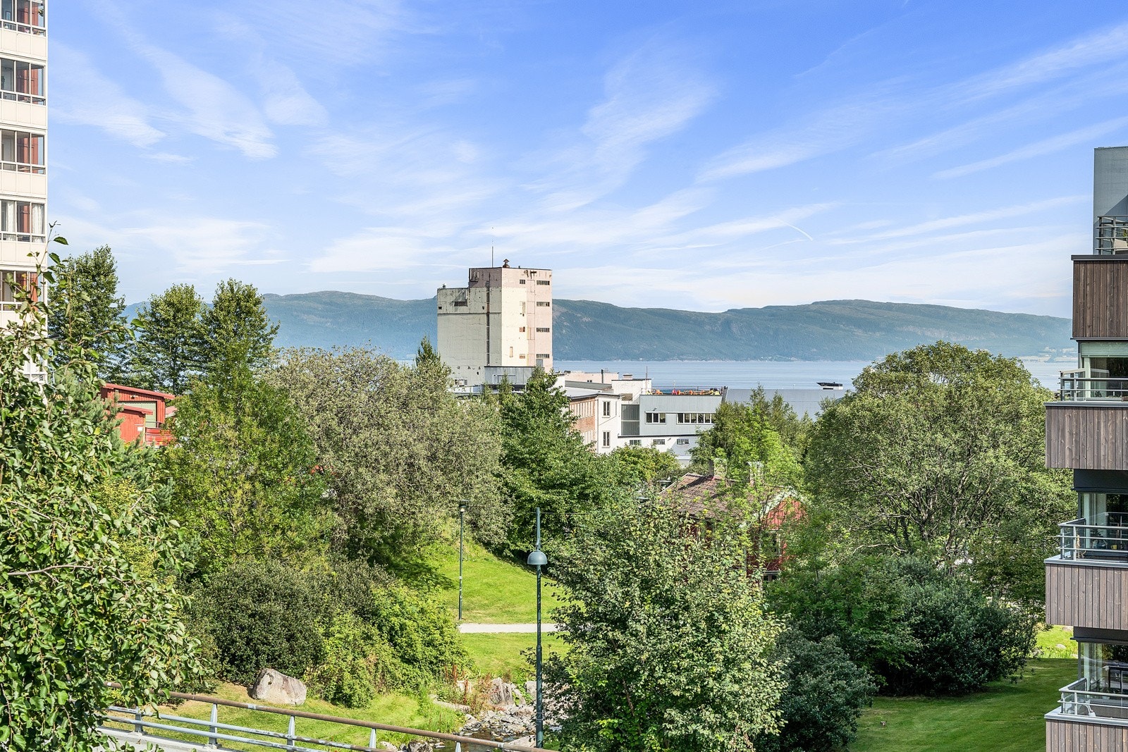 En nydelig fjordutsikt kan også nytes fra leiligheten Galleribilde